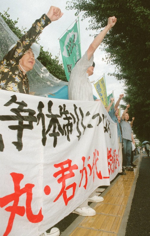 国会前で国旗・国歌法案の衆院内閣委採決に抗議する市民グループ＝1999年7月21日午後6時、岩下幸一郎撮影