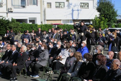 静岡県伊東市長選立候補者の第一声を熱心に聞く有権者たち＝伊東市で2025年12月7日午前11時27分、若井耕司撮影