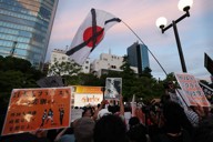 参院選の投開票前日、参政党の街頭演説に抗議する人たち＝東京都港区で2025年7月19日午後6時57分、滝川大貴撮影