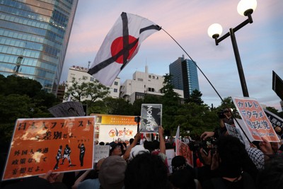参院選の投開票前日、参政党の街頭演説に抗議する人たち＝東京都港区で2025年7月19日午後6時57分、滝川大貴撮影
