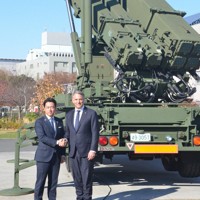 日豪防衛相会談に先立ち、地対空誘導弾パトリオット（PAC3）を見学する小泉進次郎防衛相（左）とマールズ豪副首相兼国防相＝東京都新宿区の防衛省で2025年12月7日午前10時10分、竹内望撮影