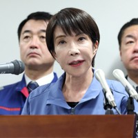 視察を終え、報道陣の取材に応じる高市早苗首相＝石川県輪島市で2025年12月7日午後4時22分（代表撮影）