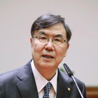 ノーベル生理学・医学賞の授賞式を前に、公式記者会見で質問に答える坂口志文・大阪大特任教授＝ストックホルムで6日、共同