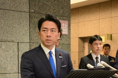 臨時記者会見に臨む小泉進次郎防衛相（左）＝防衛省で2025年12月7日午前2時6分、松浦吉剛撮影