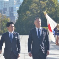 日豪防衛相会談に先立ち、儀じょう隊を見る小泉進次郎防衛相（左）とマールズ豪副首相兼国防相＝東京都新宿区の防衛省で2025年12月7日午前9時54分、竹内望撮影