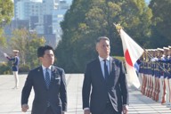 日豪防衛相会談に先立ち、儀じょう隊を見る小泉進次郎防衛相（左）とマールズ豪副首相兼国防相＝東京都新宿区の防衛省で2025年12月7日午前9時54分、竹内望撮影
