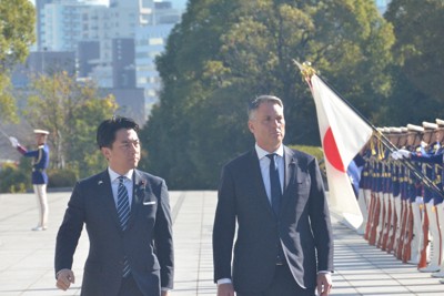 日豪防衛相会談に先立ち、儀じょう隊を見る小泉進次郎防衛相（左）とマールズ豪副首相兼国防相＝東京都新宿区の防衛省で2025年12月7日午前9時54分、竹内望撮影
