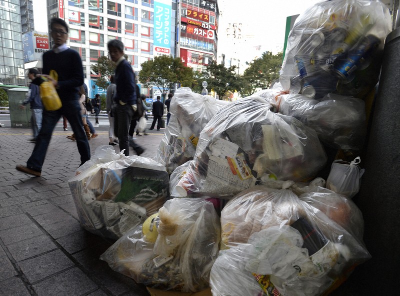 ハロウィーンの翌日には、渋谷駅前にゴミ袋が山積みとなる光景も過去に見られた＝東京都渋谷区で2015年11月1日午後1時6分、猪飼健史撮影