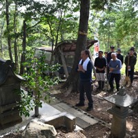 掃除を終え、荒太権現神社にお参りする佐藤秀三さん（中央）ら「なみえ城攻め」の参加者＝福島県浪江町で2025年10月4日午前9時55分、錦織祐一撮影
