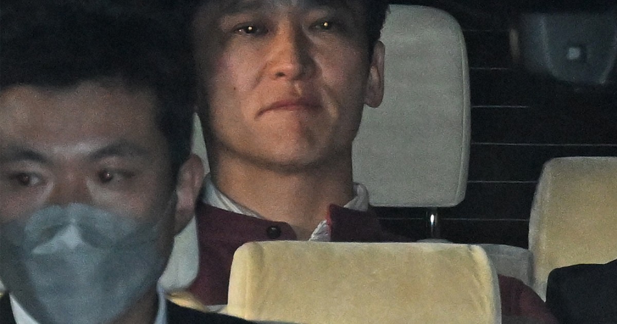 警視庁本部を出る松原全宏容疑者＝東京都千代田区で2025年11月19日、新宮巳美撮影