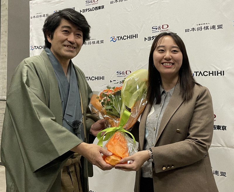 森内俊之九段、10年ぶりの棋戦優勝 羽生九段退け達人戦初V [写真特集1