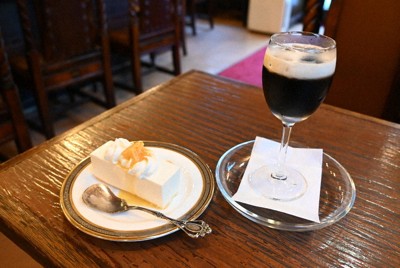 珈琲専科ヨーロピアンのダッチコーヒーとレアチーズケーキ＝千葉市中央区の「珈琲専科ヨーロピアン」で2025年11月28日、高橋晃一撮影