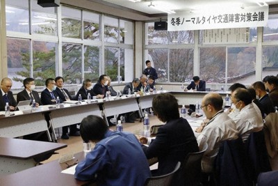 ノーマルタイヤ装着車による事故を防止する対策会議＝岐阜県白川村2025年11月26日（共同）