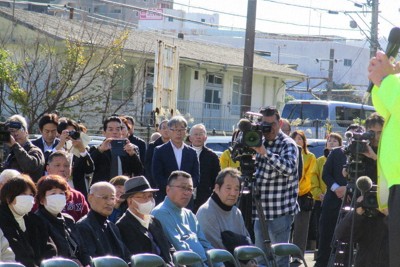 静岡県伊東市長選立候補者の第一声を熱心に聞く支援者たち＝同市で2025年12月7日、若井耕司撮影
