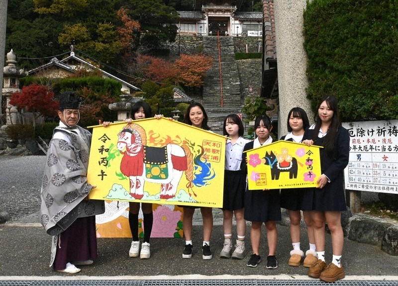 玩具の馬」描き 大小絵馬を奉納 和歌山工業高生 ／和歌山 | 毎日新聞
