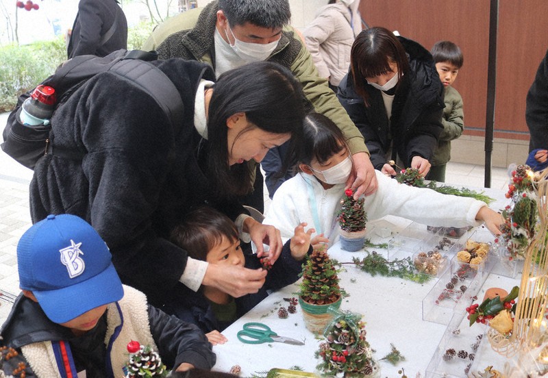 出店や演奏、にぎわう やまぐちクリスマスマーケット ミニツリー作りも