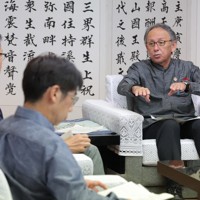 防衛省沖縄防衛局の村井勝局長（手前から2人目）と外務省沖縄事務所の紀谷昌彦沖縄担当大使（手前）と面談する沖縄県の玉城デニー知事＝那覇市で2025年12月8日午後0時50分、喜屋武真之介撮影