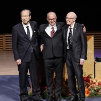 ノーベル化学賞の受賞記念講演を終えた、（左から）北川進・京都大特別教授、共同受賞者のオマー・ヤギーさんとリチャード・ロブソンさん＝8日、ストックホルム（共同）