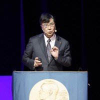 ノーベル賞受賞の記念講演をする坂口志文・大阪大特任教授＝ストックホルムのカロリンスカ研究所で2025年12月7日、共同