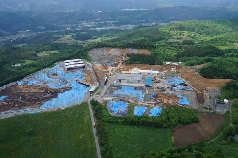 見渡す限りごみの山」 国内最大規模の不法投棄、有害物質今も | 毎日新聞
