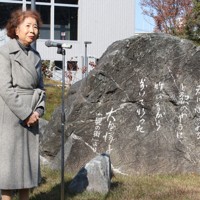 大田洋子の文学碑前であった碑前祭で語る江刺昭子さん＝広島市中区で2025年12月7日午後1時16分、宇城昇撮影