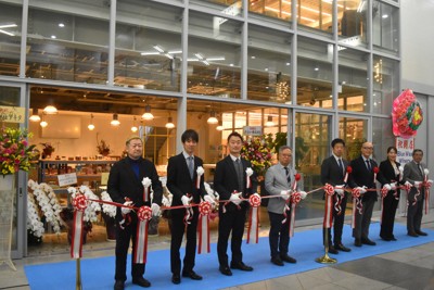 都市型ワイナリーのオープンを祝う関係者ら＝松山市で2025年12月2日午後5時46分、広瀬晃子撮影