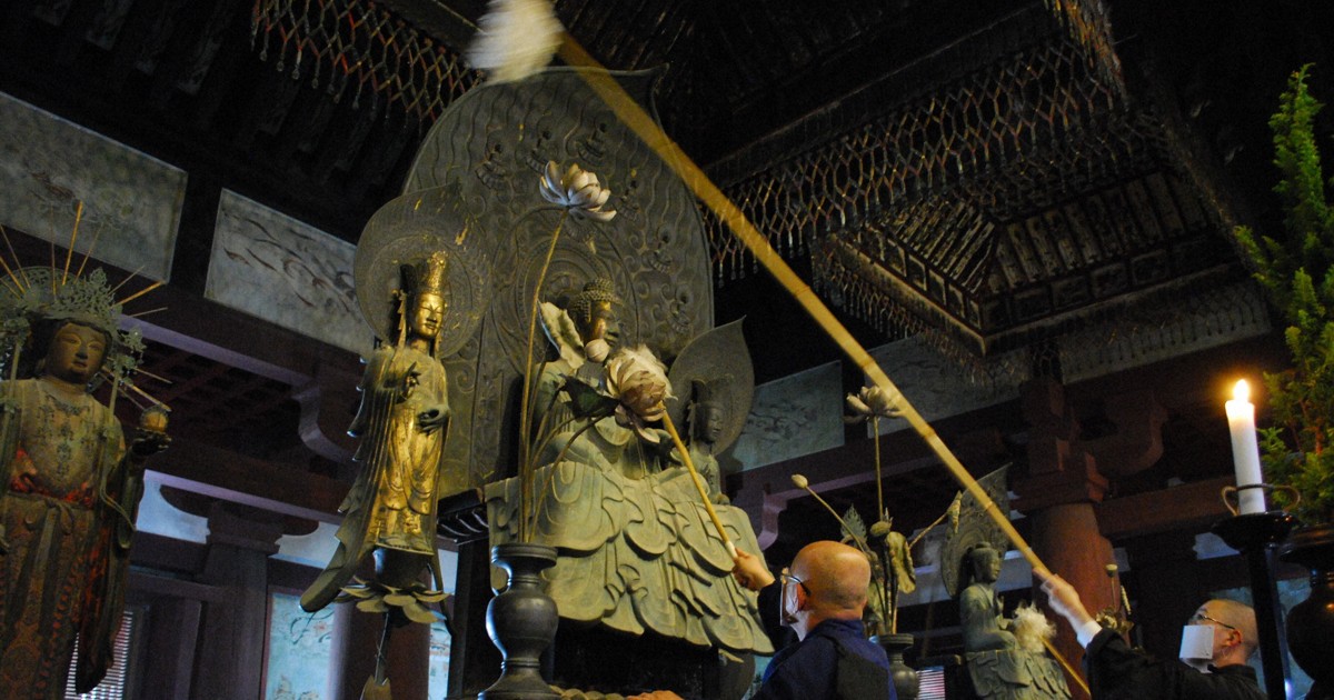 「来年は平和な年に」法隆寺でお身拭い　読経の声響く中、仏像清め