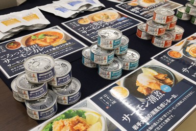 岩手大槌サーモンを使った新商品の缶詰＝岩手県大槌町で2025年12月5日、奥田伸一撮影