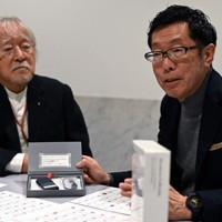 土田ヒロミさん（左）が撮影した被爆資料の写真について話す原爆資料館の豆谷利宏副館長＝広島市中区の同館で2025年12月8日、佐藤賢二郎撮影