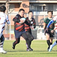 ボールを持って前進する大分舞鶴OB（左から2人目）＝大分市新春日町1で2025年12月6日、山口泰輝撮影