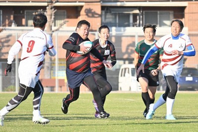ボールを持って前進する大分舞鶴OB（左から2人目）＝大分市新春日町1で2025年12月6日、山口泰輝撮影