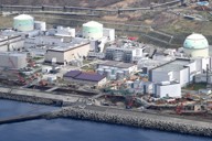 北海道電力が再稼働を目指す泊原発。左から1号機、2号機、3号機＝北海道泊村で2025年4月30日、本社機「希望」から西夏生撮影