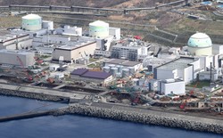 北海道電力が再稼働を目指す泊原発。左から1号機、2号機、3号機＝北海道泊村で2025年4月30日、本社機「希望」から西夏生撮影