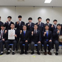 中原八一市長（前列右から4人目）に花園での健闘を誓った北越の選手たち＝新潟市中央区の新潟市役所で2025年12月8日、神崎修一撮影