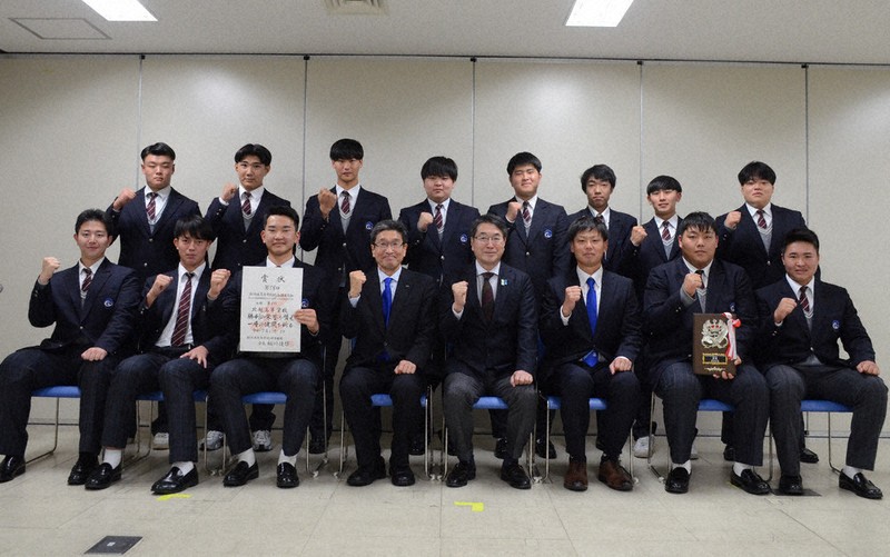 中原八一市長（前列右から4人目）に花園での健闘を誓った北越の選手たち＝新潟市中央区の新潟市役所で2025年12月8日、神崎修一撮影