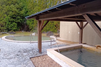 オープンした「円空の湯」。浴室には地元産のヒノキ材がふんだんに使われている＝岐阜県郡上市美並町で2025年12月4日、稲垣洋介撮影