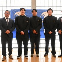 毎日新聞京都支局を訪問した京都成章ラグビー部の（左から）関崎監督、土肥副将、笹岡主将、中川副将、湯浅校長＝京都市上京区で、資野亮太撮影