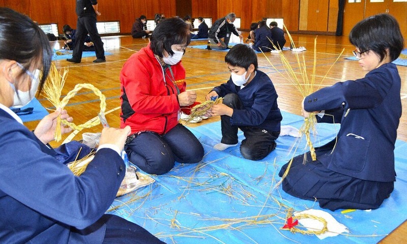 2025歳末点描：「昔の人の知恵」 しめ縄づくりに挑戦 下松・久保小