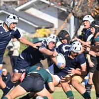 敵陣に攻め込む大分東明の選手＝大分市新春日町1で2025年12月7日午後2時35分、岡田愛梨撮影