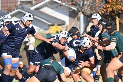 敵陣に攻め込む大分東明の選手＝大分市新春日町1で2025年12月7日午後2時35分、岡田愛梨撮影