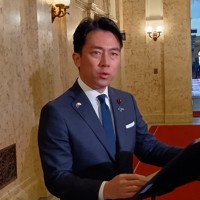 閣議後に記者会見する小泉進次郎防衛相＝国会内で2025年12月9日午前8時44分、竹内望撮影