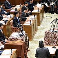 衆院予算委員会で立憲民主党・本庄知史政調会長（左手前から3人目）の質問に答弁する高市早苗首相（右）＝国会内で2025年12月9日午後2時28分、平田明浩撮影
