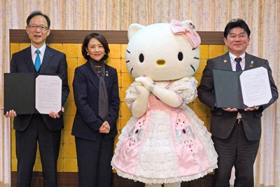 基本構想の説明のため、大分県庁を訪れたサンリオエンターテイメントの小巻亜矢社長（左から2人目）ら＝8日（（C）　2025　SANRIO　CO.，　LTD.　TOKYO，　JAPAN　著作株式会社サンリオ）（共同）