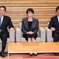 閣議に臨む高市早苗首相（中央）。左は林芳正総務相、右は茂木敏充外相＝首相官邸で2025年12月9日午前8時17分、平田明浩撮影