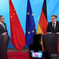 記者会見に参加したドイツのワーデフール外相（右）と中国の王毅外相＝ベルリンで2025年7月3日、ロイター