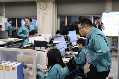 北海道災害対策連絡本部で被害情報の収集に当たる道職員ら＝北海道庁で2025年12月9日午前0時46分、後藤佳怜撮影