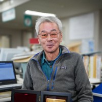 「新語・流行語大賞」の授賞式で受賞した盾を手にする田沢道広さん＝本人提供