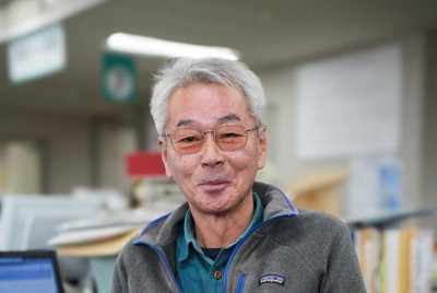 「新語・流行語大賞」の授賞式で受賞した盾を手にする田沢道広さん＝本人提供