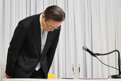 記者会見で辞任を表明し陳謝する世界平和統一家庭連合（旧統一教会）の田中富広会長＝東京都渋谷区の世界平和統一家庭連合本部で2025年12月9日午後4時2分、和田大典撮影