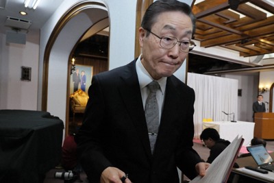 記者会見を終え会場を後にする世界平和統一家庭連合（旧統一教会）の田中富広会長＝東京都渋谷区の世界平和統一家庭連合本部で2025年12月9日午後5時11分、和田大典撮影